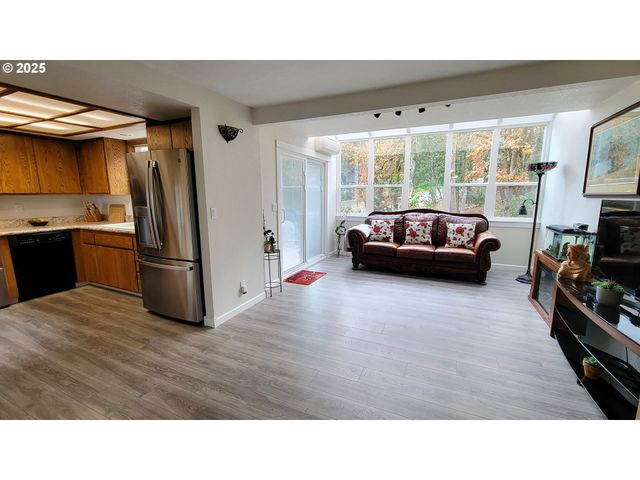 296 WOODRIDGE Dr, Eugene, OR 97405