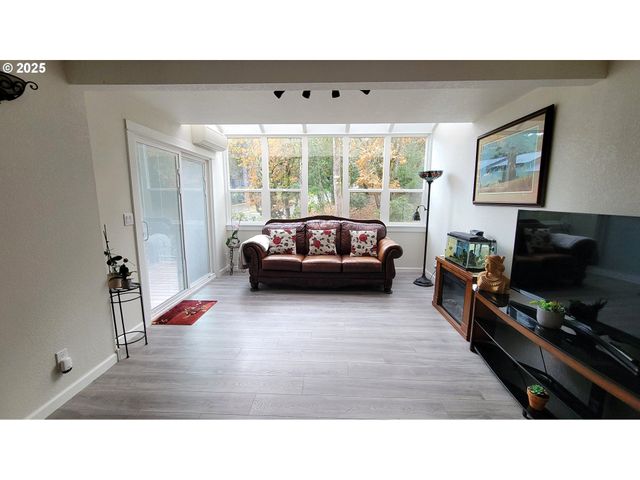 296 WOODRIDGE Dr, Eugene, OR 97405