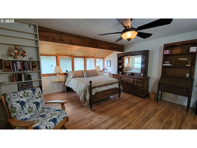 296 WOODRIDGE Dr, Eugene, OR 97405