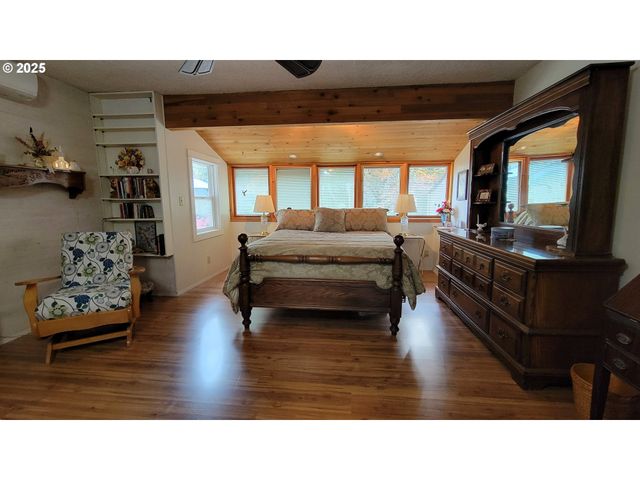 296 WOODRIDGE Dr, Eugene, OR 97405