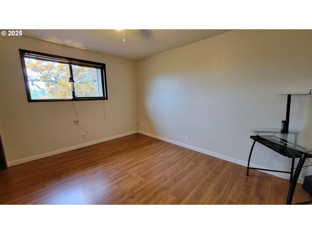 296 WOODRIDGE Dr, Eugene, OR 97405