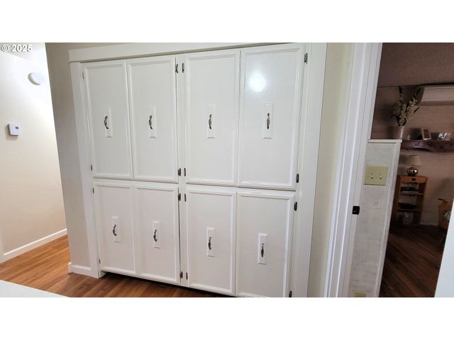 296 WOODRIDGE Dr, Eugene, OR 97405