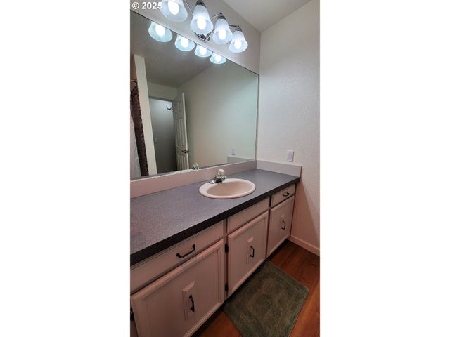 296 WOODRIDGE Dr, Eugene, OR 97405