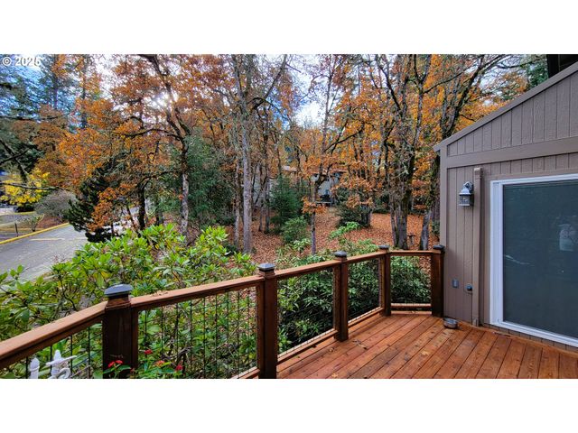 296 WOODRIDGE Dr, Eugene, OR 97405