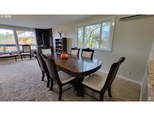 296 WOODRIDGE Dr, Eugene, OR 97405