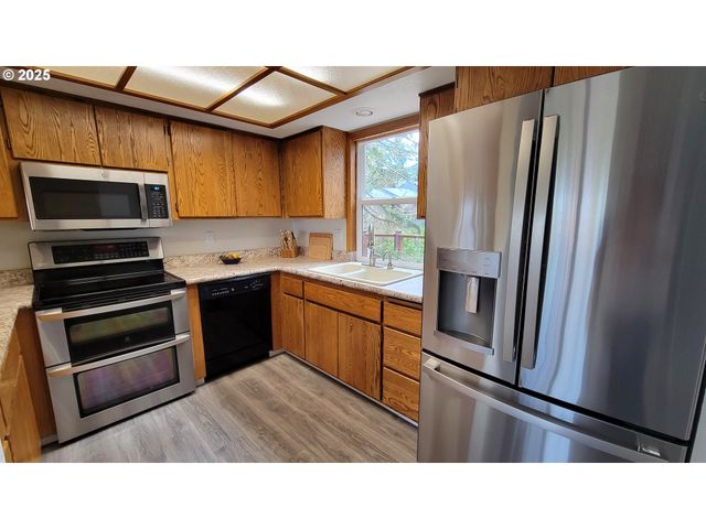 296 WOODRIDGE Dr, Eugene, OR 97405