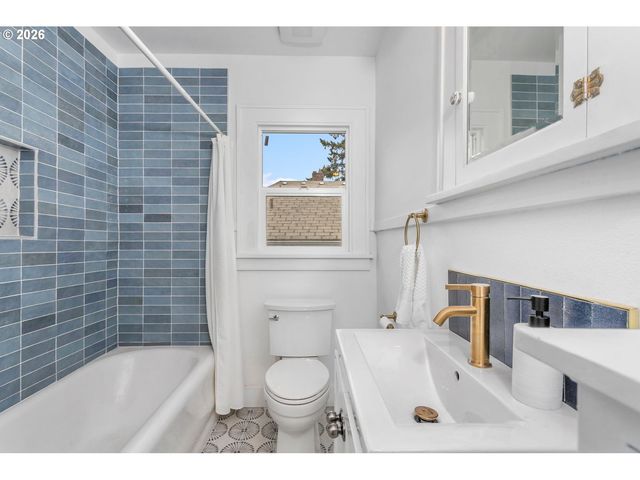 25 N MORGAN St, Portland, OR 97217