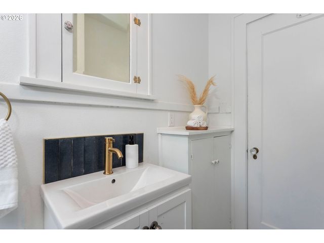 25 N MORGAN St, Portland, OR 97217