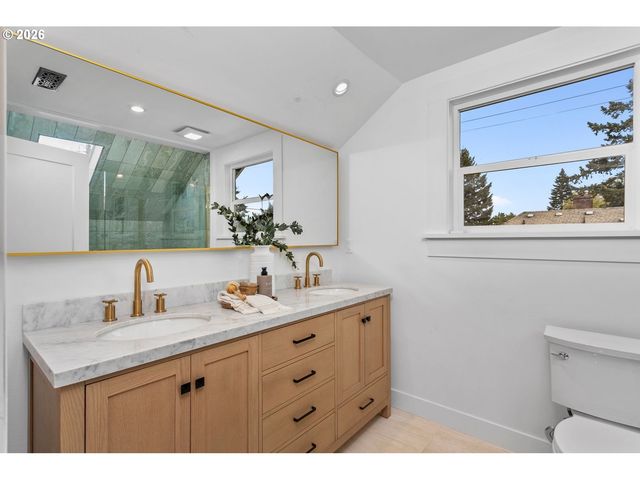 25 N MORGAN St, Portland, OR 97217