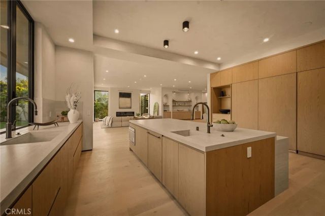 15450 Huston, Sherman Oaks, CA 91403