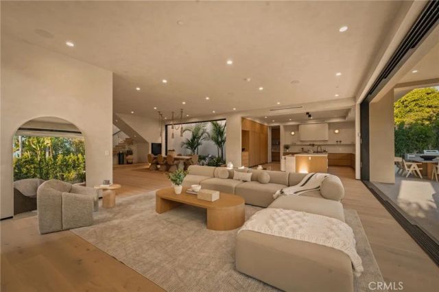 15450 Huston, Sherman Oaks, CA 91403