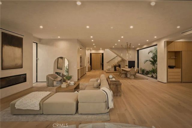 15450 Huston, Sherman Oaks, CA 91403