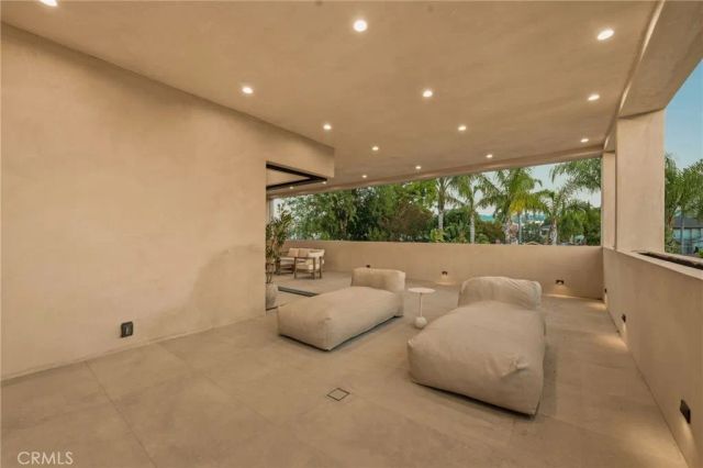 15450 Huston, Sherman Oaks, CA 91403