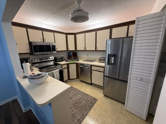 301 Pine Ridge Circle B-1, Greenacres, FL 33463