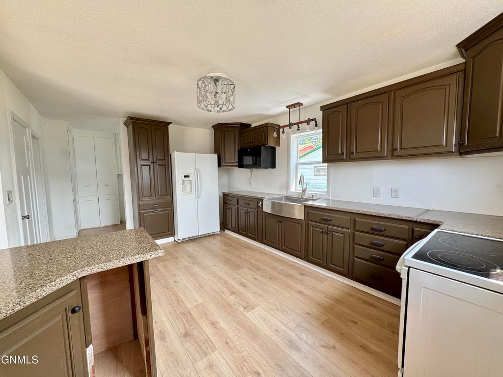 207 Madison Avenue NW, Bowbells, ND 58721 photo 4