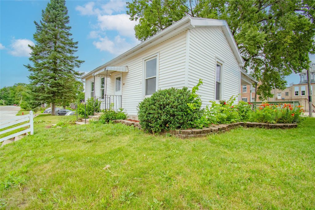 59 Washington Street E, Winterset, IA 50273