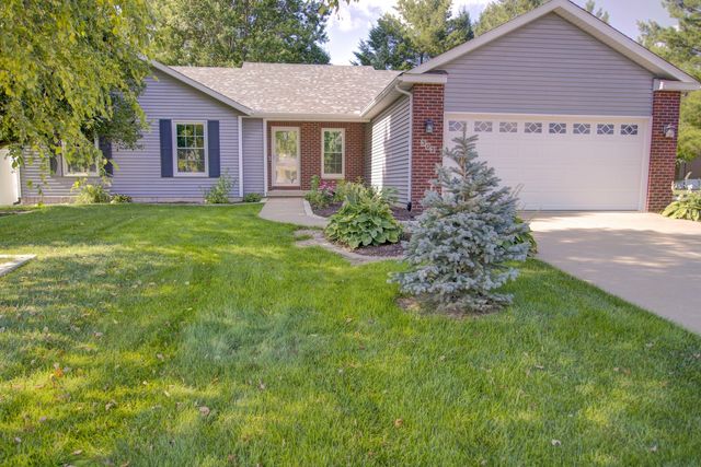 302 Pinehurst Drive, Eldridge, IA 52748