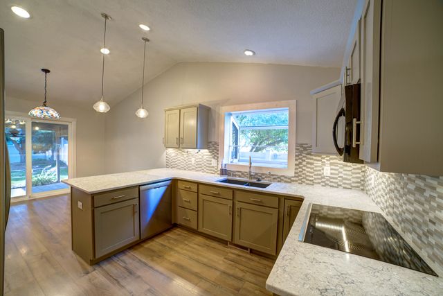302 Pinehurst Drive, Eldridge, IA 52748