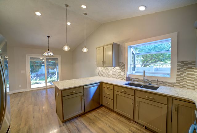 302 Pinehurst Drive, Eldridge, IA 52748