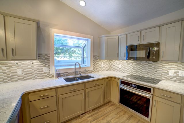 302 Pinehurst Drive, Eldridge, IA 52748