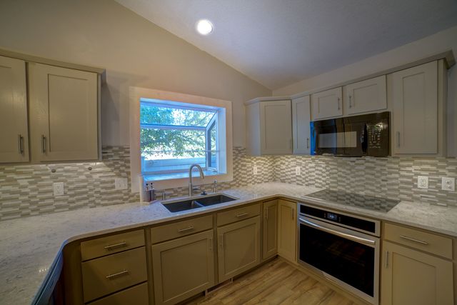 302 Pinehurst Drive, Eldridge, IA 52748