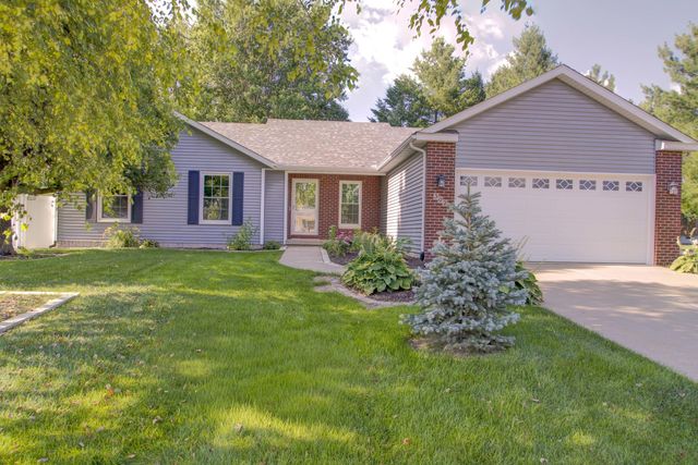302 Pinehurst Drive, Eldridge, IA 52748