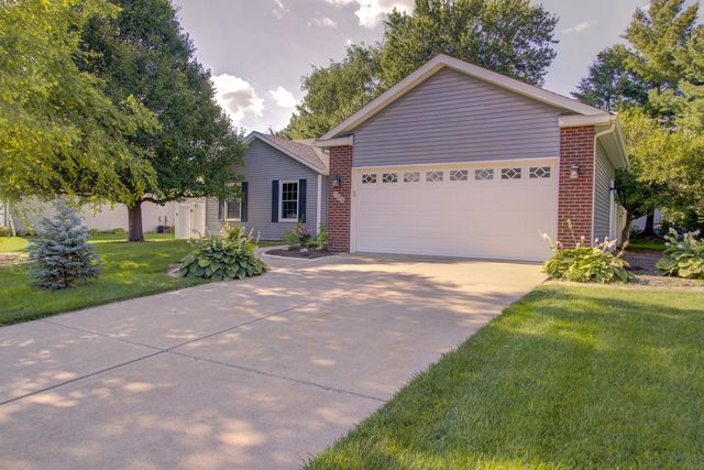 302 Pinehurst Drive, Eldridge, IA 52748