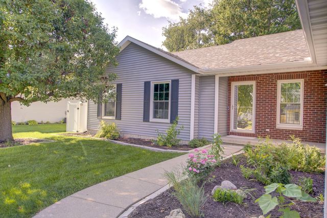 302 Pinehurst Drive, Eldridge, IA 52748