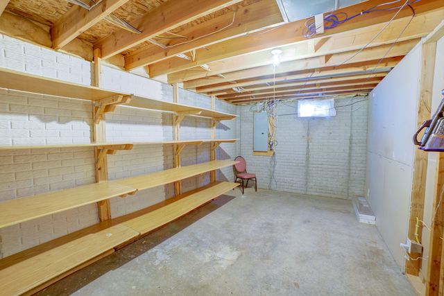 302 Pinehurst Drive, Eldridge, IA 52748