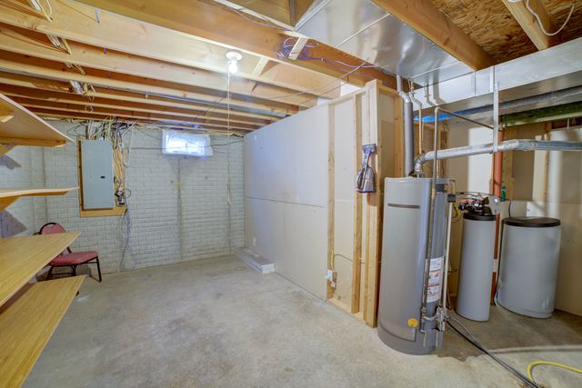 302 Pinehurst Drive, Eldridge, IA 52748