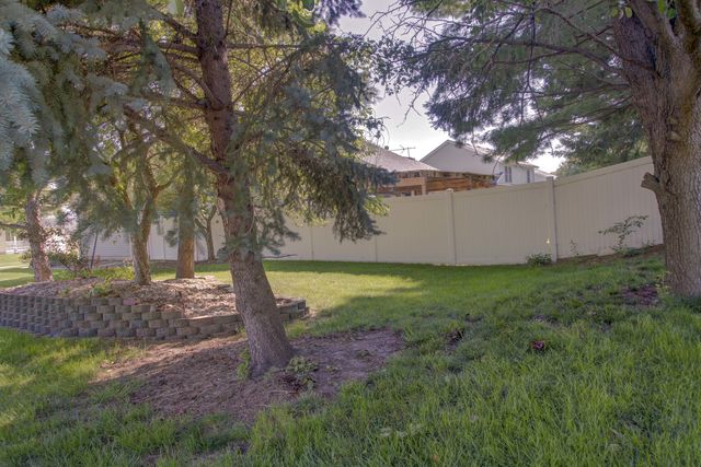 302 Pinehurst Drive, Eldridge, IA 52748