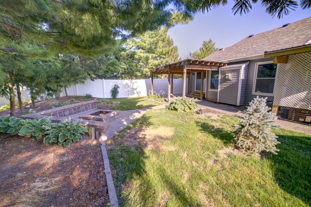 302 Pinehurst Drive, Eldridge, IA 52748
