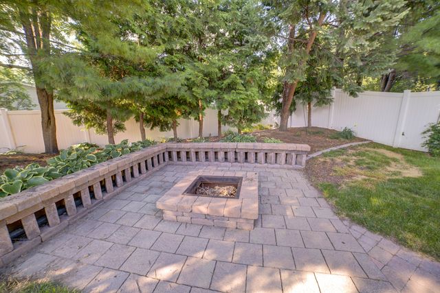 302 Pinehurst Drive, Eldridge, IA 52748