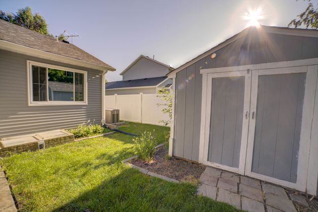302 Pinehurst Drive, Eldridge, IA 52748