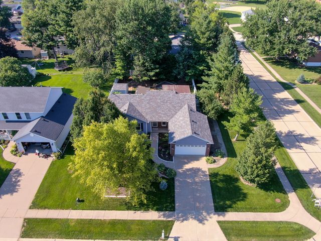 302 Pinehurst Drive, Eldridge, IA 52748