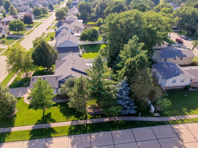 302 Pinehurst Drive, Eldridge, IA 52748