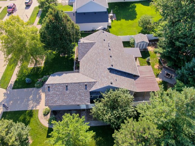 302 Pinehurst Drive, Eldridge, IA 52748