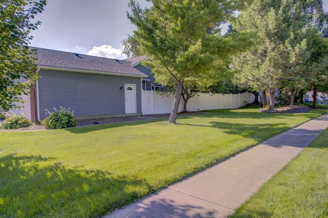 302 Pinehurst Drive, Eldridge, IA 52748