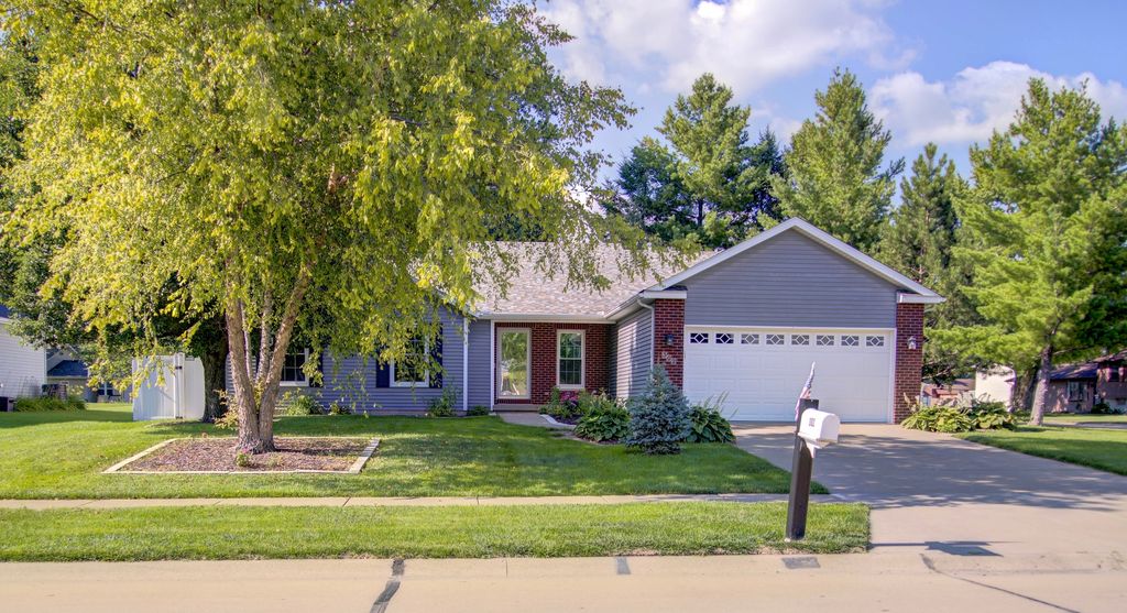 302 Pinehurst Drive, Eldridge, IA 52748