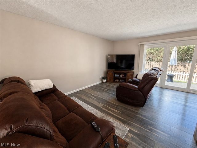 9274 Willow Lane, Olmsted Falls, OH 44138