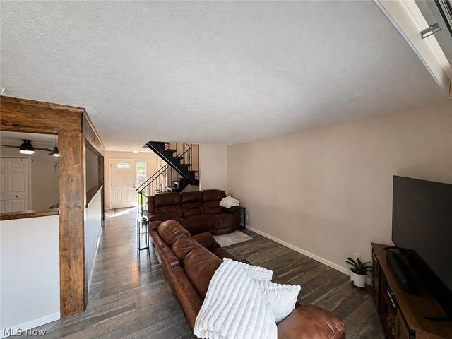 9274 Willow Lane, Olmsted Falls, OH 44138