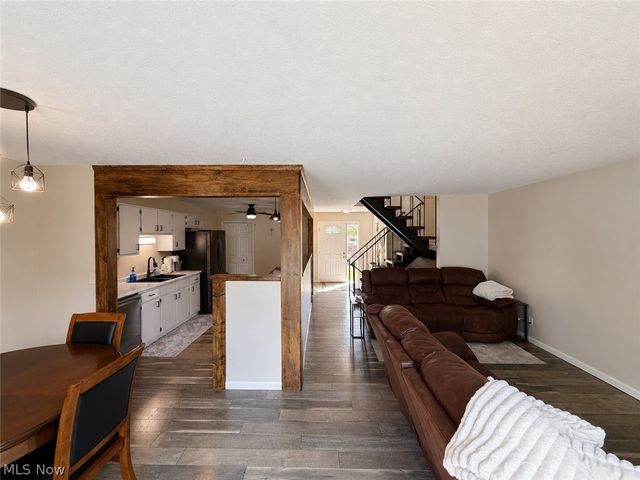 9274 Willow Lane, Olmsted Falls, OH 44138