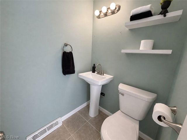 9274 Willow Lane, Olmsted Falls, OH 44138