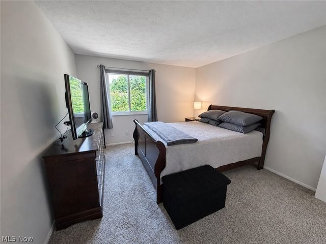 9274 Willow Lane, Olmsted Falls, OH 44138