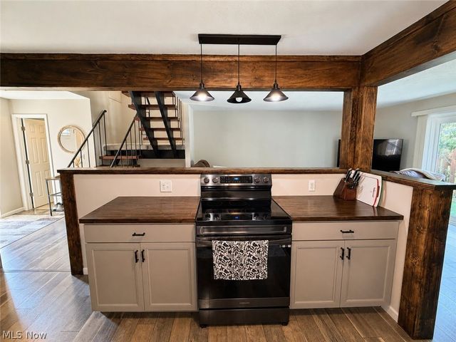 9274 Willow Lane, Olmsted Falls, OH 44138
