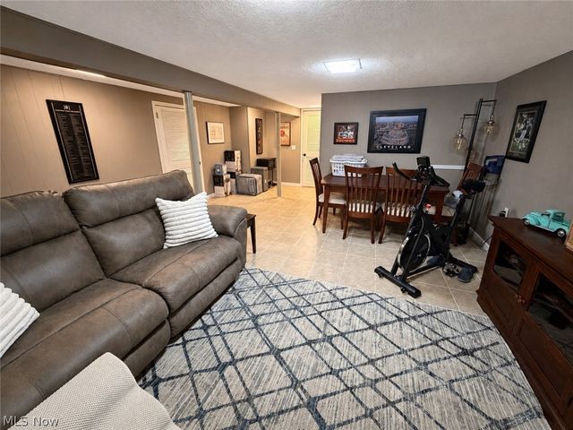 9274 Willow Lane, Olmsted Falls, OH 44138