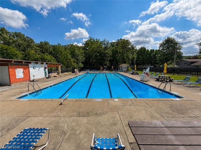 9274 Willow Lane, Olmsted Falls, OH 44138