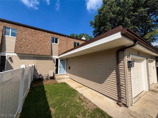 9274 Willow Lane, Olmsted Falls, OH 44138