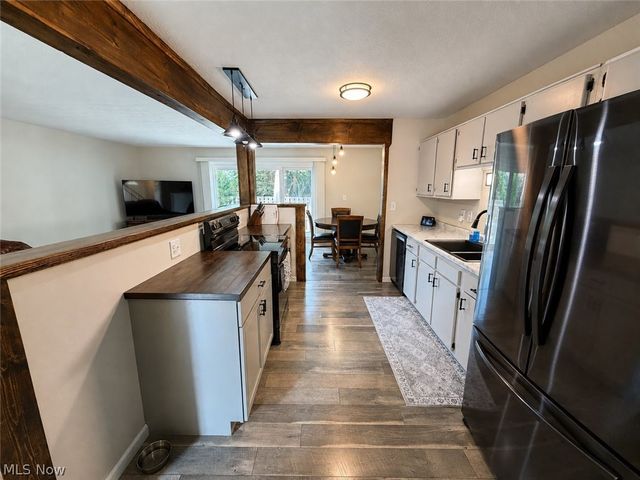 9274 Willow Lane, Olmsted Falls, OH 44138