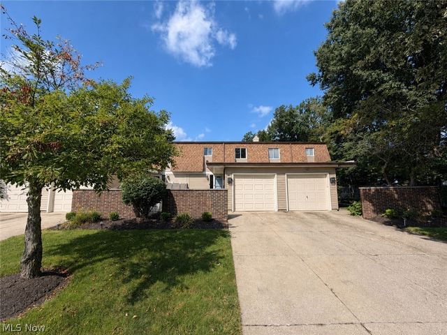 9274 Willow Lane, Olmsted Falls, OH 44138